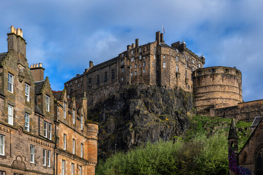 UK, Scotland, Edinburgh, Edinburgh Castle seen from Grassmarket