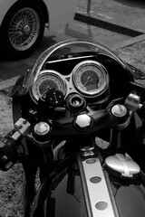 Modernes Triumph Thruxton Motorrad mit Rundinstrumenten und Verkleidung am 18.06.2023 vor dem...