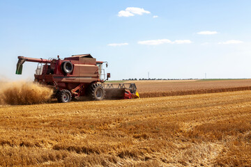 Moissoneuse batteuse récoltant un champs de blé dans les plaines céréalières