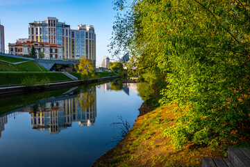Obraz premium New high-rise buildings on the river bank in the city center.