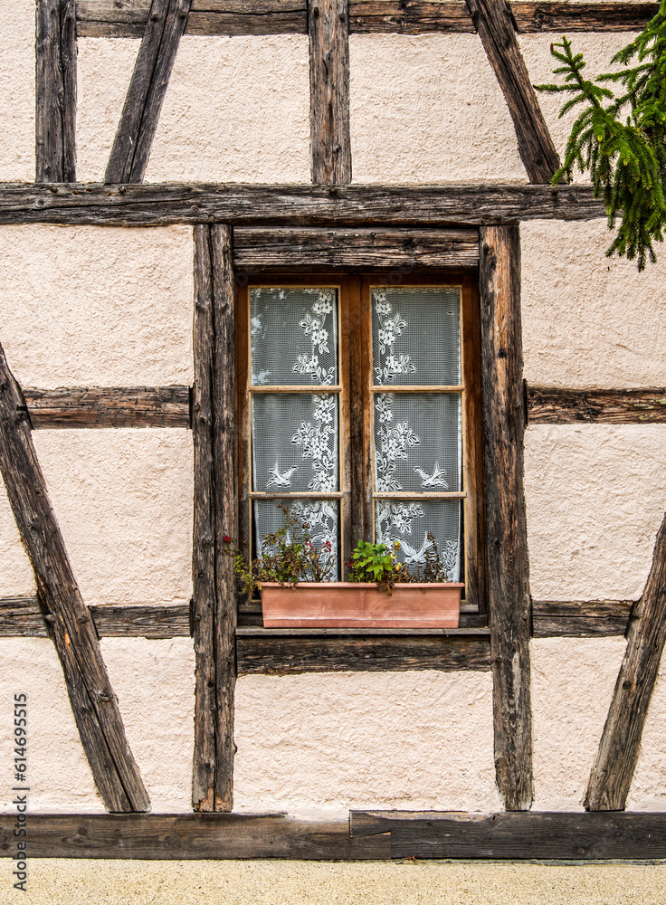 Poster fenêtre traditionnelle alsacienne à ungersheim, haut-rhin, france