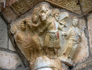 Chapiteau roman dans la basilique Saint-Just de Valcabrère, Haute-Garonne, France
