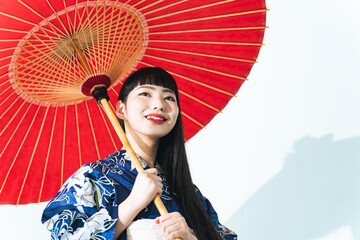 和傘を持つ浴衣の女性