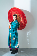 和傘をさす着物の女性