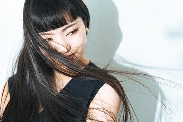 白髪ぼかしロングで叶える上品な艶髪｜VIM hair うるま店が教える2025年最新スタイル