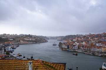 Explora la esencia de Oporto: sus callejones empedrados, icónicos puentes y emblemáticos...