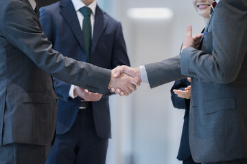 ビジネスの握手の顔無しのイメージ　契約成功や協力・協業・提携のイメージ