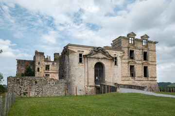 Fototapeta na wymiar Fachada frontal das ruínas do castelo de Gramont em Bidache no alto de um morro no País Basco, França