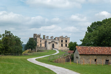 Fototapeta na wymiar Caminho de gravilha de acesso ao castelo de Gramont em Bidache ao fundo no País Basco, França