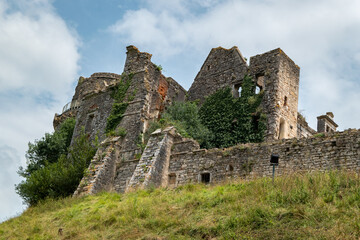 Fototapeta na wymiar Ruínas do castelo de Gramont em Bidache no alto de um morro no País Basco, França