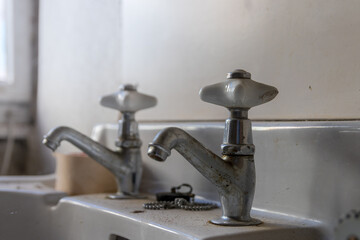 Alte Armaturen an einem Waschbecken