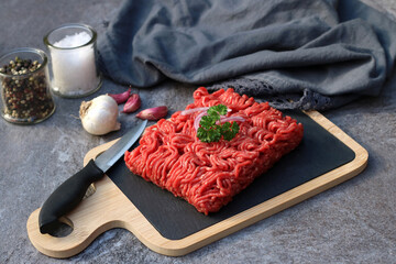 Hackfleisch mit Zutaten zum Kochen.