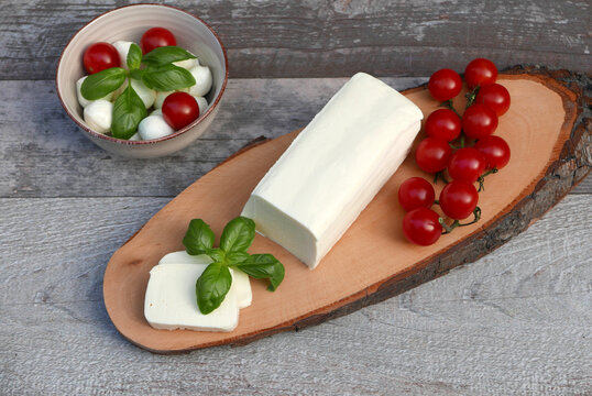 Mozarella am St&uuml;ck mit Tomaten und Basilikum.