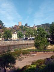 Fluss Sauer und Dorf Esch an der Sauer (Esch-sur-Sure) im Kanton Wiltz in Luxemburg, ein bei Touristen in Luxemburg beliebter romantischer kleiner Ort in den Luxemburger Ardennen.