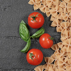 Ingredienti cucina italiana, pomodoro, basilico e pasta da cuocere