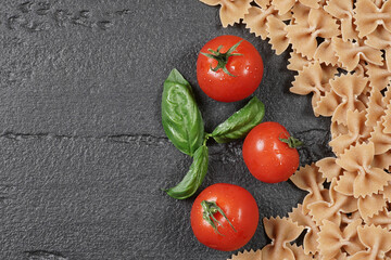 Pasta pomodoro e basilico su piano in Petra con spazio per testo