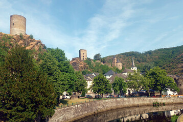 Fluss Sauer und Dorf Esch an der Sauer (Esch-sur-Sure) im Kanton Wiltz in Luxemburg, ein bei Touristen in Luxemburg beliebter romantischer kleiner Ort in den Luxemburger Ardennen.