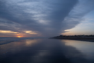 Reflejos de atardecer en la playa