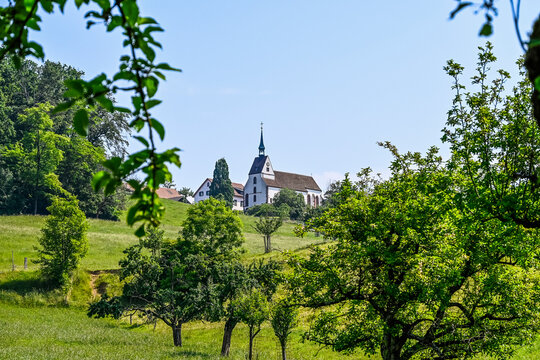 St. Chrischona, Kirche, Wanderweg, Landwirtschaft, Felder, Wiesen, Obstb&auml;ume,  Sommer, Sommertag, Sommerspaziergang, Bettingen, Riehen, Basel, Schweiz