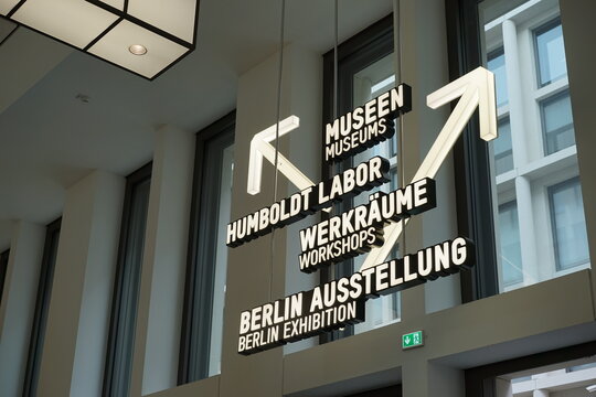 Beschilderung und Wegweiser im Humboldt Forum in Berlin am 19.06.2023