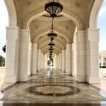 Vista de un pasillo del palacio Qasr Al Watan en Abu Dhabi, UAE