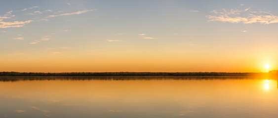 Obraz premium Sunset over the lake. the beautiful panorama landscape