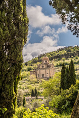 Fototapeta na wymiar Small church on the hills of Cortona, Tuscany, Italy