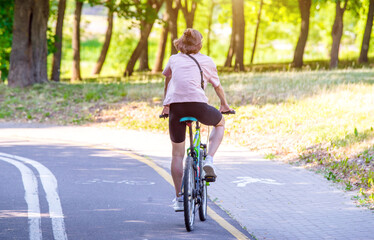 Naklejka premium Cyclist ride on the bike path in the city Park 