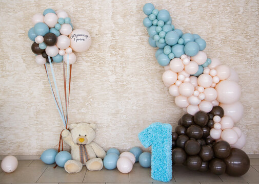 photo zone from balloons for 1 year for a boy, the inscription "Tarasik is 1 year old"