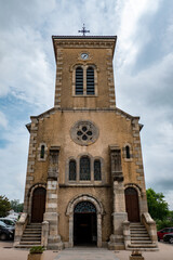 Fototapeta na wymiar Fachada frontal da Igreja de Nossa Senhora da Assunção em Bardos no País Basco, França