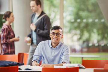 Obraz premium Portrait smiling college student studying at table