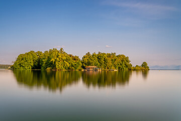 Dier Roseninsel im Starnberger See in der Abendsonne