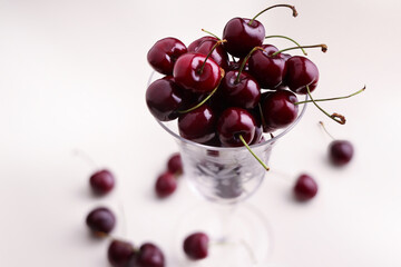 Ciliegie dolci, fresche e mature in primo piano, still life su fondo chiaro