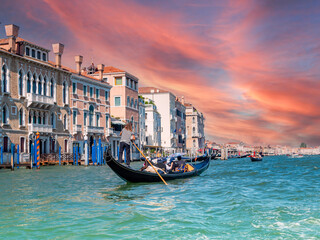 Fototapeta na wymiar Romantic gondola ride in Venice