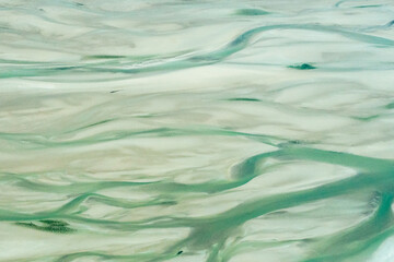 vue aérienne de la côte et des algues vertes près de Granville en France - 614799936
