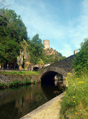 Alte Steinbrücke über Fluss Sauer bei Esch an der Sauer (Esch-sur-Sure) im Kanton Wiltz in...