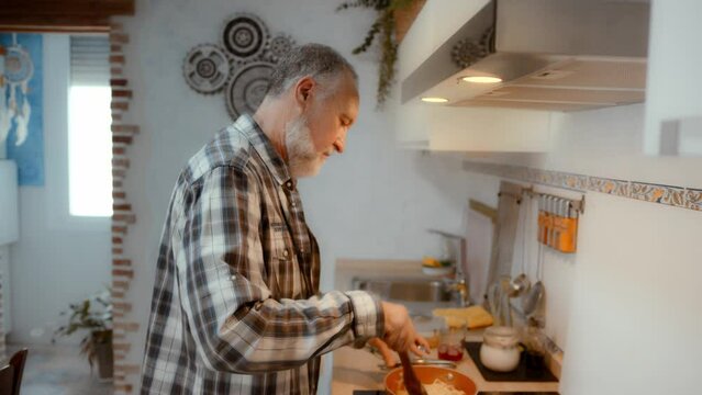 Hombre mayor cocinando.