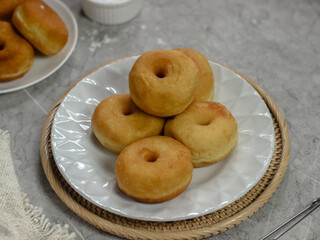 Donat Kampung, Donuts or doughnuts sprinkled with powdered sugar. Selective focus, Blurred background