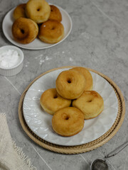 Donat Kampung, Donuts or doughnuts sprinkled with powdered sugar. Selective focus, Blurred background