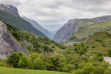 Fototapeta na wymiar Vue sur le village de La Grave dans le département des Hautes-Alpes en France