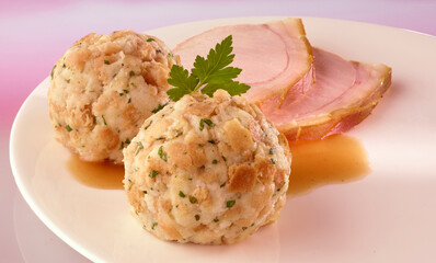 Semmelknoedel mit Kasseler