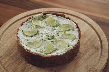 Frühlingshafter Key Lime Pie (Käsekuchen)