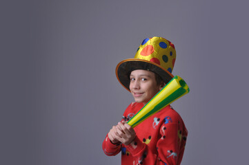 crian&ccedil;a sorridente com roupa colorida anunciando promo&ccedil;&atilde;o de alegria e felicidade