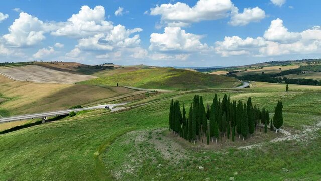 I cipressi della toscana a San Quirico d&rsquo;Orcia, Siena, Italia.
Vista aerea delle colline toscane in Val d'Orcia
