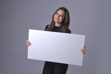 beldade mulher de negócios segurando cartaz em branco para anúncio ou promoção 