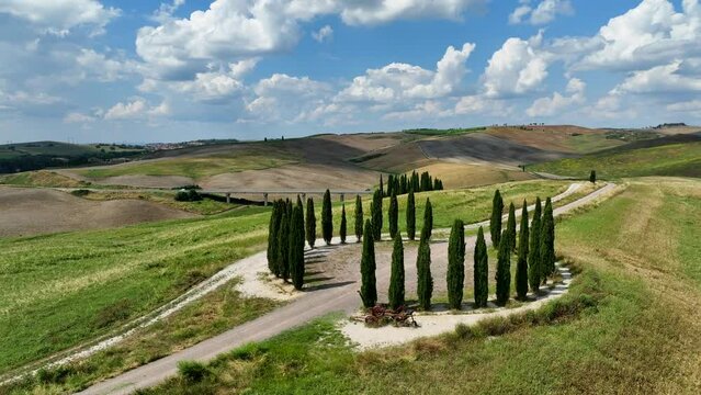 I cipressi della toscana a San Quirico d&rsquo;Orcia, Siena, Italia.
Vista aerea delle colline toscane in Val d'Orcia