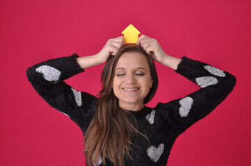 mulher de negócios corretora de imóveis com casa pequena nas mãos, setor imobilíario e...