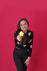 mulher de negócios corretora de imóveis com casa pequena nas mãos, setor imobilíario e financiamento de casa própria 