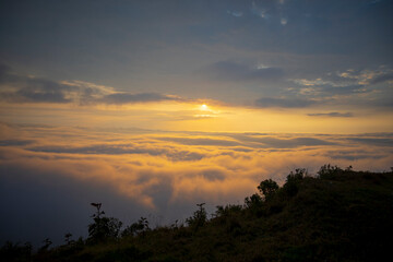 atardecer desde la cordillera de los andes,  el mirador en Chillanes Ecuador