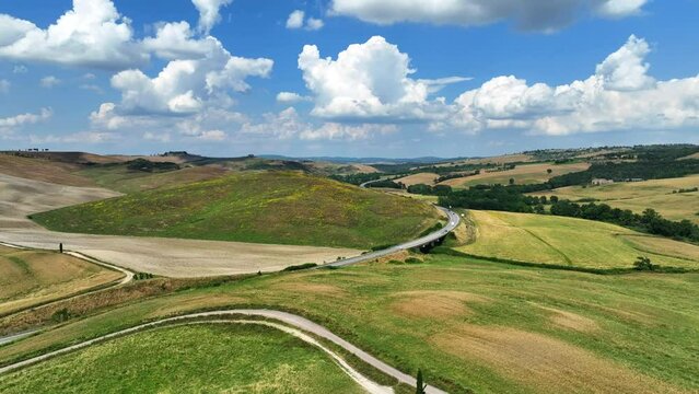 Le strade della Val D&rsquo;Orcia tra le colline toscane.
Vista aerea della campagna toscana